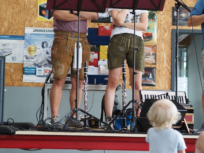 Ein Kind schaut vor der Bühne den Musikern zu.