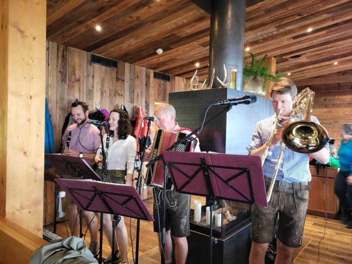 Die Hausmusik spielt in einer Holzstube.