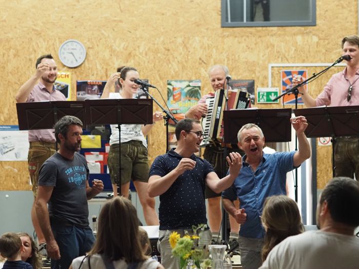 Das Publikum singt und klatscht vor der Bühne mit.